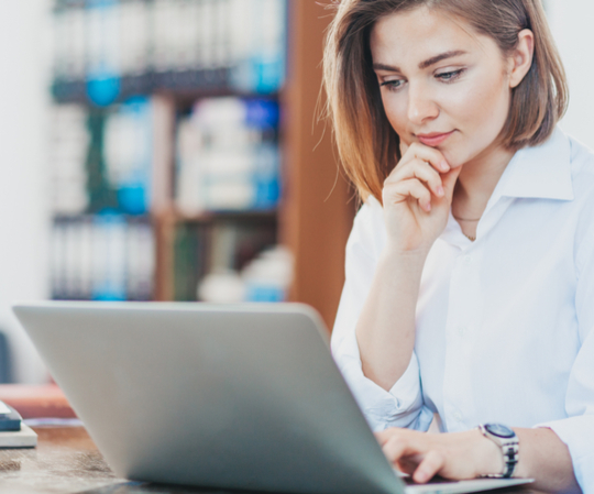 employee reading email